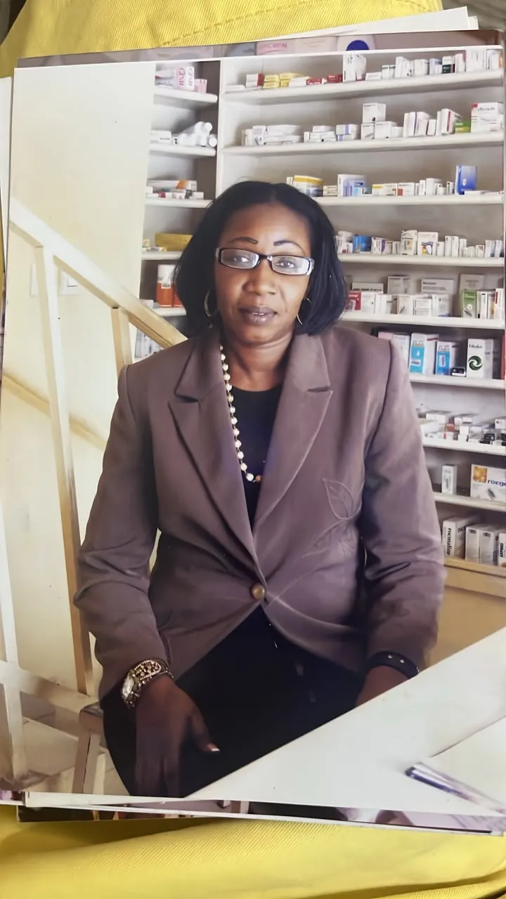 Membre de l’Association Sérénité dans une pharmacie