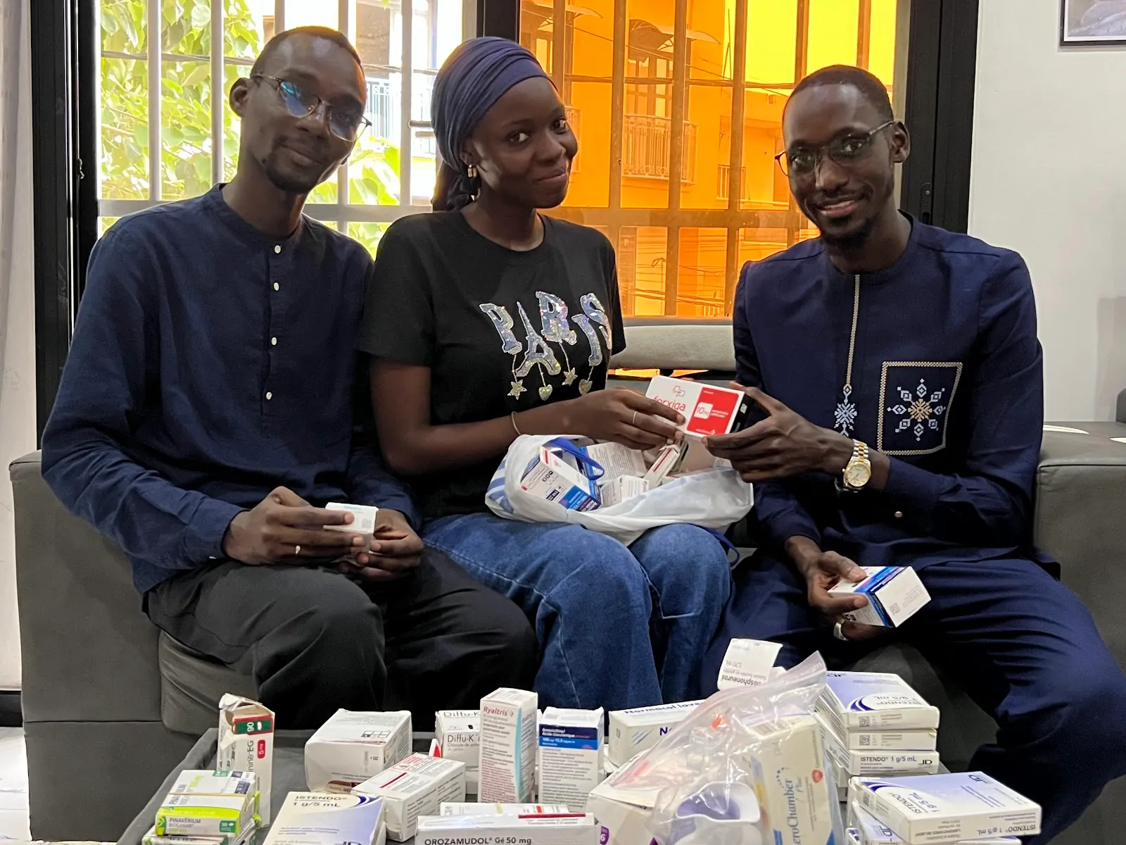 L’équipe de réception réunie devant les médicaments collectés