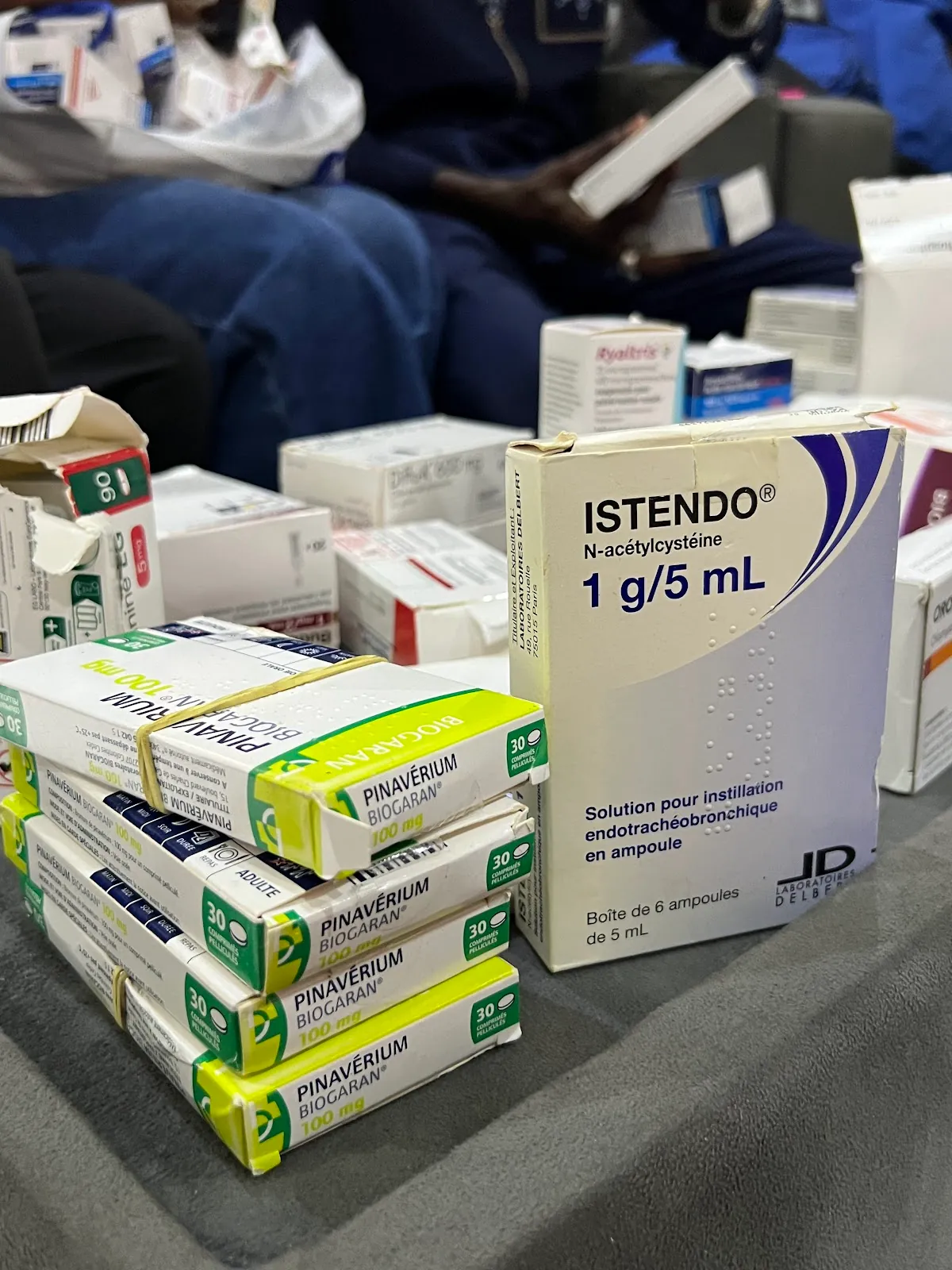 Médicaments contrôlés et triés après leur réception par l’association